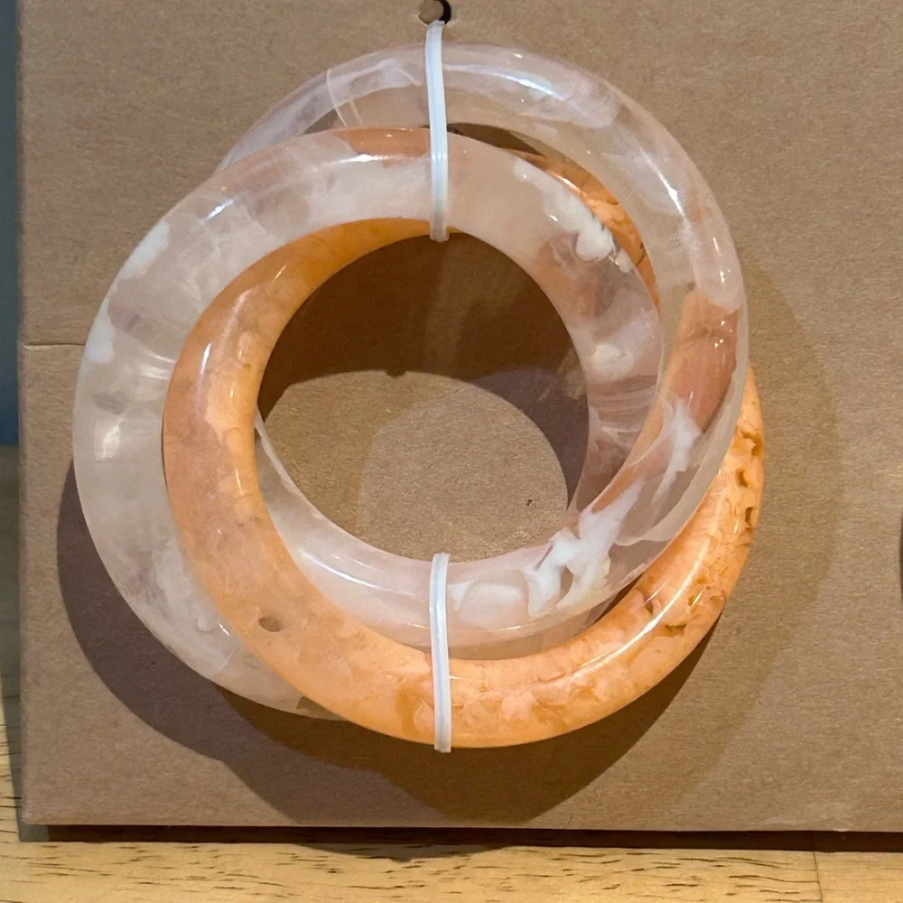 TAHARI Home Box Set of 4 White & Peach Interlocking Circular Napkin Rings
